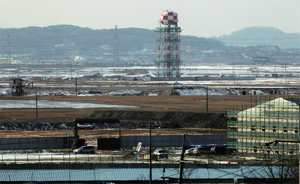 2008년까지 마무리한다던 미군기지 확장 공사는 아직까지 진행 중이다. 정부는 왜 주민들을 그리도 서둘러 쫓아냈던 것일까.한겨레 강재훈