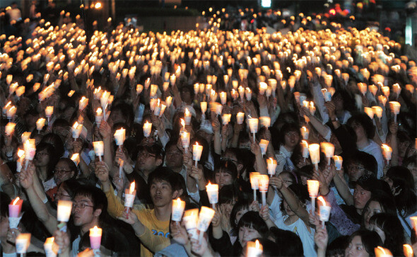 광우병 위험이 있는 미국산 쇠고기 수입 개방에 반대하던 2008년 촛불집회 참가자들이 아직도 재판을 받고 있다. 2008년 5월2일 서울 청계광장에서 열린 촛불집회 모습. 김진수 기자