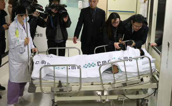 Kim Won-ha is moved to a general inpatient room from the emergency room after his Mar. 6 suicide attempt