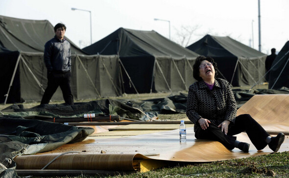 3월29일 오후 경기 평택 제2함대 사령부가 미리 준비해놓은 합동 분향소를 보고 실종자 가족이 오열하고 있다. 한겨레 신소영 기자