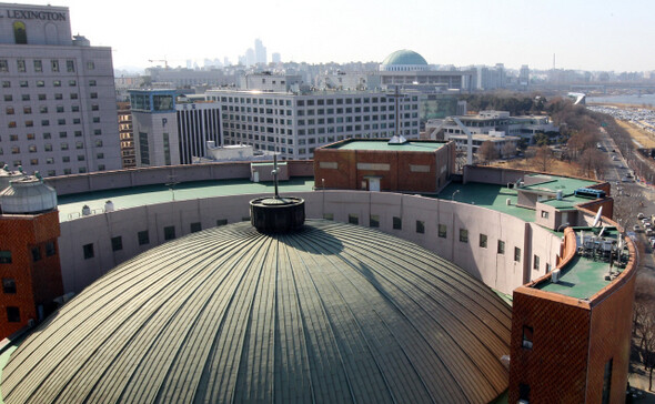 » 서울 여의도순복음교회 지붕 위에서 바라본 국회의사당의 모습. 지붕의 모습이 묘하게 닮았다. <한겨레21> 정용일 기자