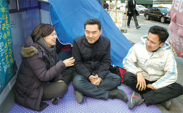 서울시청 환구단 앞 재능교육 농성장은 파라솔에 비닐을 둘러 겨우 바람을 막고 있다. 7년째 길거리 농성장을 지키는 유명자 전 지부장(왼쪽), 강종숙 전 위원장(오른쪽)을 만나 이야기를 나눴다. 박승화