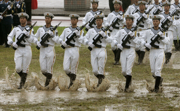 2008년 9월19일 홍콩 해군기지에서 중국 인민해방군 해군들이 행진하고 있다. REUTERS/ ALEX HOFFORD