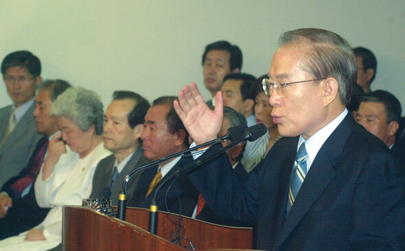 지난 2001년 1월 이회창 당시 한나라당 총재가 “나의 사전에 정치보복은 없다”며 정치보복금지법을 제정하겠다고 밝히고 있다. 사진 한겨레 이종근 기자