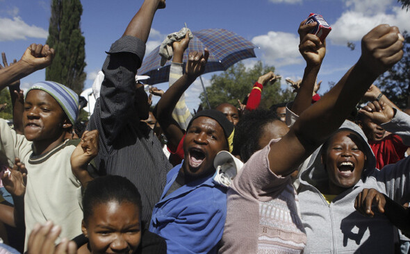 남아공의 흑백갈등은 경제적·사회적 격차가 큰 요인이다. 4월6일 법원 앞에서 테르블랑슈 살인 용의자 중 한 명을 본 흑인 군중이 구호를 외치고 있다. REUTERS/ SIPHIUE SIBEKO