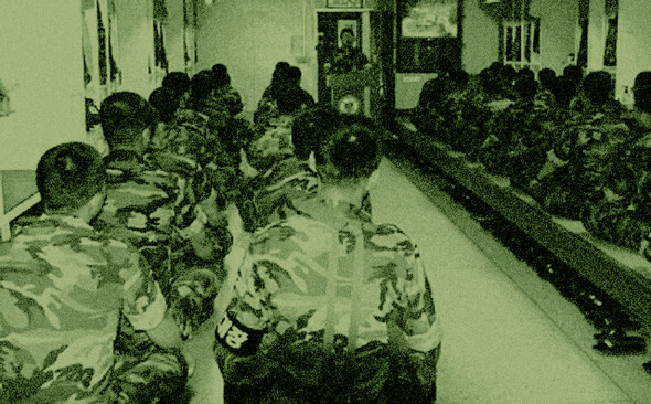 한 군부대가 내무반에 장병들을 정렬시킨 채 정훈교육을 실시하고 있다.한겨레 자료