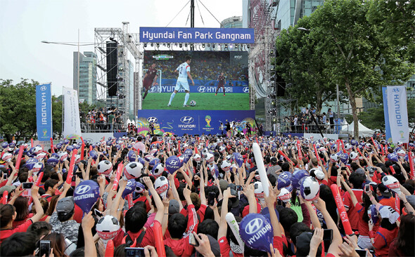 국제축구연맹(FIFA) 공식후원사인 현대자동차는 브라질월드컵 기간 동안 거리응원을 펼칠 수 있는 공간인 ‘현대팬파크’를 운영한다. 한국 대 러시아전이 열린 지난 6월18일 아침, 서울 강남구 코엑스 앞 거리응원전 모습. 현대자동차 제공