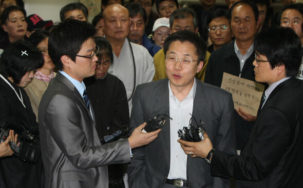 ‘용산 참사’ 재판 선고 공판에서 유죄판결이 나온 뒤 김형태 변호사가 소감을 밝히고 있다. 사진 한겨레 이종근 기자