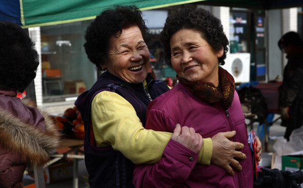 강원도 평창군 미탄 5일장을 보러 온 한 할머니가 아는 사람을 만나 반갑게 인사하고 있다.