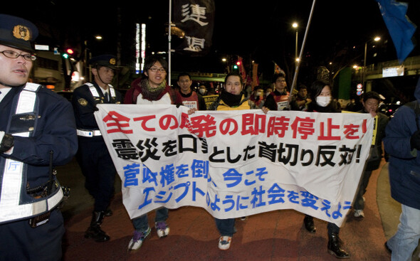 3월17일 저녁 일본 도쿄 시부야역 주변에서 시민사회노동단체 회원들이 원자력발전소 폐기 등을 주장하며 행진하고 있다.일본=사진 김정효 기자 hyopd@hani.co.kr