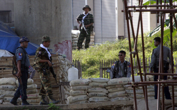 버마 총선 직후 소수민족 반군과 정부군 사이에 교전이 벌어졌다. 11월7일 타이-버마 국경 인근 미아와디에서 버마 정부군이 삼엄한 경계를 서고 있다. 연합AP