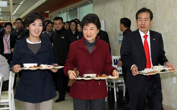 한나라당 홍준표(오른쪽부터) 대표최고위원과 박근혜 전 대표, 나경원 서울시장 후보가 10.26 재보궐선거 공식 유세 첫 날인 13일 오후 서울 구로구 벤처기업협회를 방문해 점심식사를 위해 자리를 이동하고 있다. 류우종 기자 wjryu@hani.co.kr