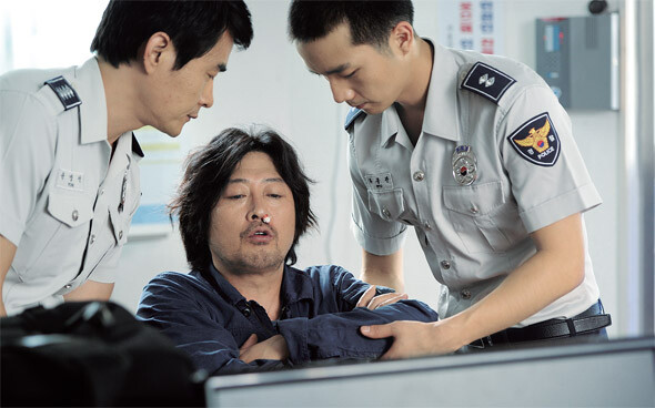 영화 에서 ‘일상 투쟁’을 해보려던 남자는 수시로 경찰력과 부딪친다. 한국에서의 싸움은 결국 국가의 얼굴을 한 누군가와의 정면 대결일 수밖에 없기 때문이다. 거미, 필름 트레인 제공