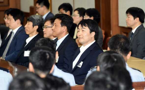 통합진보당 이석기 의원에 대한 내란 음모 사건 항소심 선고공판이 11일 서울 고등법원에서 개최됐다. 이석기 의원이 재판 시작을 기다리고 있다. 사진공동취재단