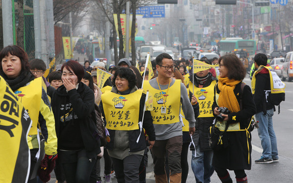 세월호 유가족과 시민 400여명이 안산 합동분향소를 출발해 안산 시내를걷고 있다. 김진수 기자