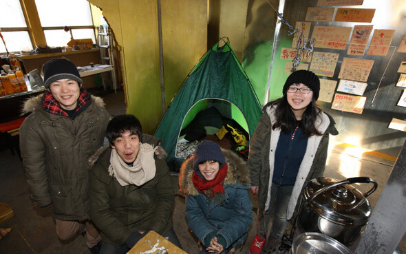 돈 없이 예술하고 돈 없이도 살 권리를 주장하는 성공회대 20대 노숙모임 ‘꿈꾸는 슬리퍼’에서 활동하는 회원들. 왼쪽부터 정훈(29)·범삼(21)·아노미(23)·김이민경(24)씨 등. <한겨레21> 탁기형