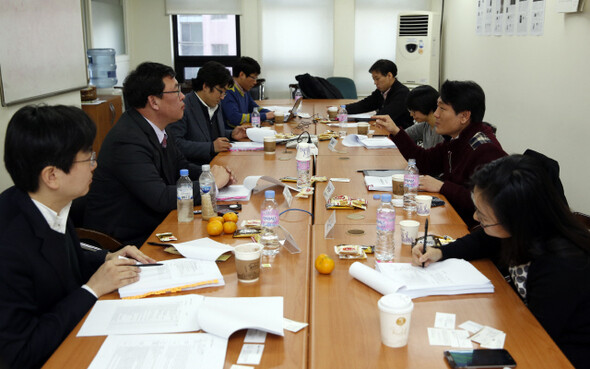 12월13일 오후 서울 공덕동 한겨레신문사 6층 회의실에 모인 심사위원들이 올해의 판결 선정을 위한 토론을 벌이고 있다.