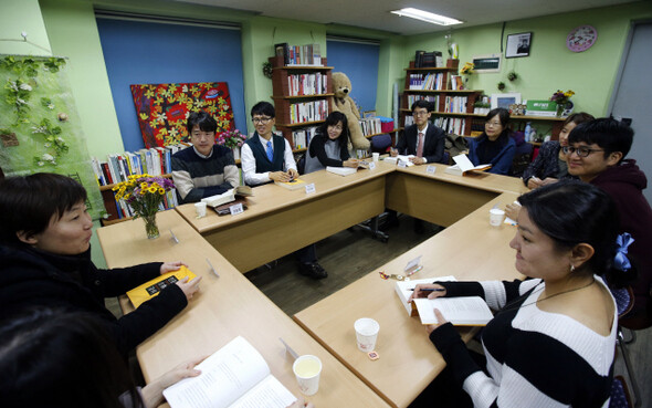 함께 책 읽는 사람들이 늘고 있다. 내밀한 개인적 독서에서 소통하는 사회적 독서로, 독서의 패러다임도 변하고 있다. 지난 11월12일 서울역 인근 숭례문학당 사무실에서 낭독모임을 하고 있는 독자들의 모습. 정용일 기자