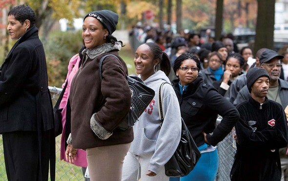 ‘역사를 만들 수 있을까?’ 11월4일 새벽 5시께 미 워싱턴DC 아나코스티아 지역의 마틴루서킹 초등학교에 마련된 투표소 앞에 흑인 유권자들이 일찌감치 줄을 늘어서 있다. REUTERS/ LARRY DOWNING