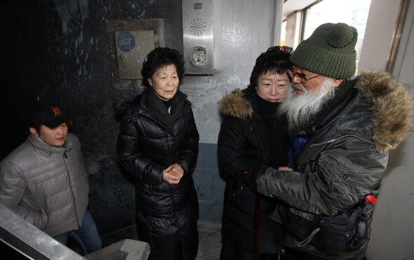 참사 뒤 345일 동안 유족들은 경찰의 반대로 망루는 물론 남일당 건물 2층에도 올라가지 못했다. 해가 바뀐 1월1일 오전 문정현 신부가 참사 뒤 처음으로 건물 4층까지 올라갔는데, 마침 같은 시각 현장을 찾은 유족들과 만나 위로를 전할 수 있었다. <한겨레21> 윤운식 기자