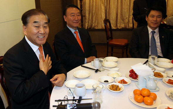 <YONHAP PHOTO-2126> 친이계 만찬 회동
    (서울=연합뉴스) 임헌정 기자 = 이재오 특임장관을 비롯한 친이계 한나라당 의원들이 20일 오후 서울 영등포구 여의도동 한 중국음식점에서 4.27 재보선 승리를 다짐하는 만찬 회동을 하고 있다. 왼쪽부터 이 장관, 안경률.이군현 의원. 2011.4.20
    kane@yna.co.kr/2011-04-20 19:44:56/
<저작권자 ⓒ 1980-2011 ㈜연합뉴스. 무단 전재 재배포 금지.>