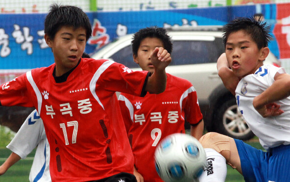 축구공을 차지하려는 선수들의 몸싸움이 치열하다. 한겨레21 김경호