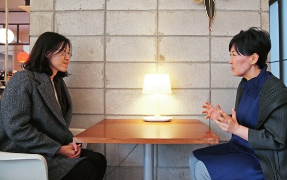 4월8일, 서울 대학로의 한 카페에서 진은영 시인(왼쪽)과 치유자 정혜신이 마주 앉았다.