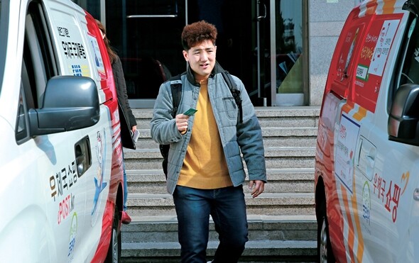 발달장애인 이현우(22)씨는 서울 송파구의 한 우체국에서 1년 계약직으로 일하고 있다.
