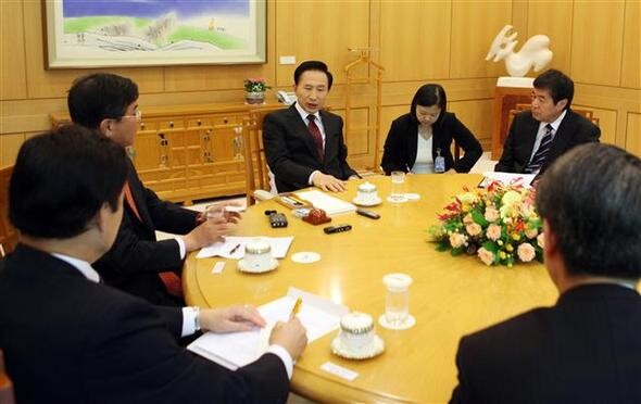 이명박 대통령이 9월15일 연합뉴스·일본 교도통신과의 인터뷰에서 권력구조 개편에 초점을 맞춘 개헌 필요성을 제기했다. 사진 연합 조보희