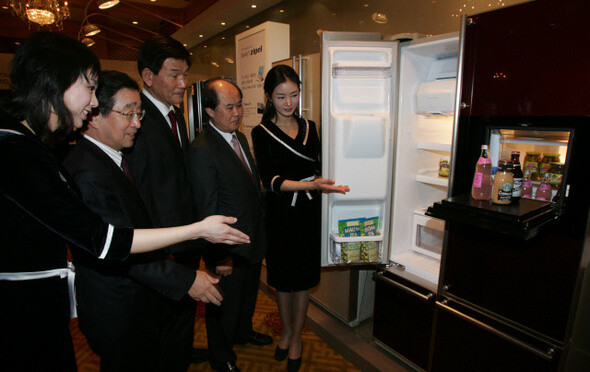 2006년 3월 서울 장충동 신라호텔에서 삼성전자 최고위 임원들이 도우미로부터 새로 나온 지펠 냉장고에 대한 설명을 듣고 있다. 한겨레 이정용 기자