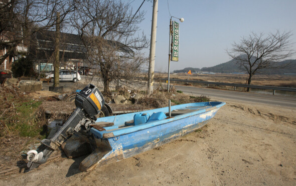 김재석씨 집 옆에는 지난해 홍수 때 마을 도로로 올라앉은 고깃배가 그대로 놓여 있다. 이 지역의 잦은 홍수와 쇠락해가는 어로 활동을 보여준다.