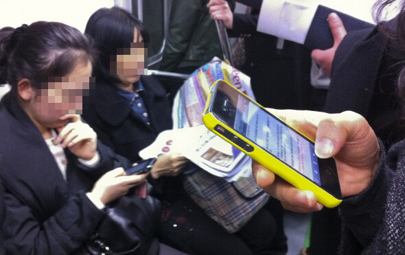 지하철에서 사람들이 스마트폰을 사용하고 있다. <한겨레21> 김정효 기자