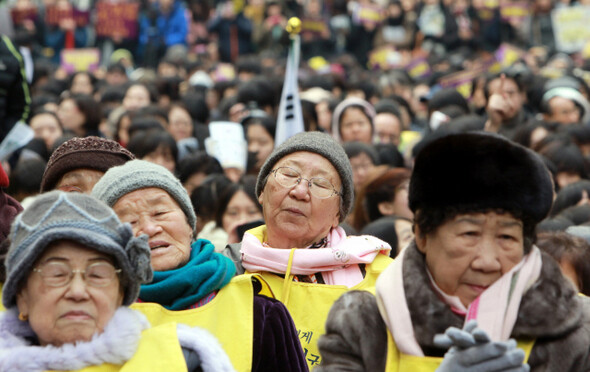 » 일본군 ‘위안부’ 피해 할머니들의 평균 나이는 86살. 올해에만 16명이 세상을 떠났다. 일본의 버티기를 무너뜨릴 한국 정부의 노력이 필요하다. <한겨레21> 김경호 기자 