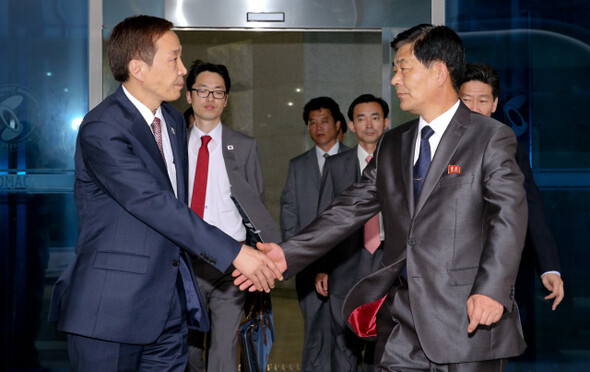 Kim Ki-woong head of the Ministry of Unification’s Inter-Korean Cooperation District Support Directorate (left) and Park Chol-su