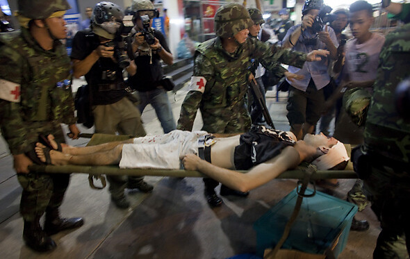 4월22일 방콕의 중심가 실롬에서 일어난 폭발 사고로 다친 여행객이 실려가고 있다. REUTERS/ JERRY LAMPEN