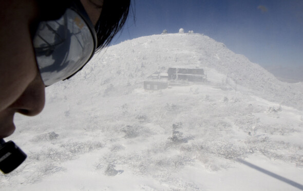 설악동 야영장에서 중청대피소로 이동하는 헬기에서 내려다본 설악산 전경.