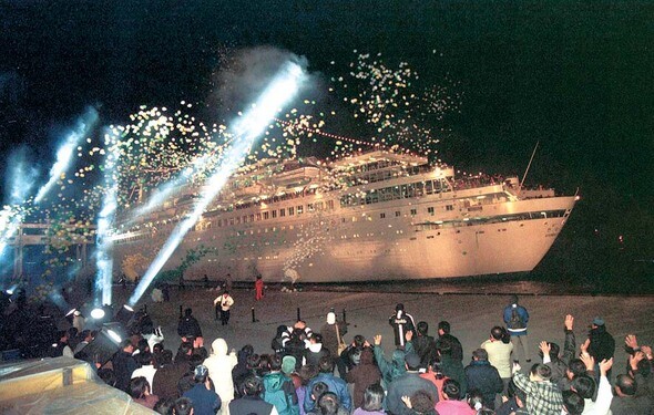 반세기 분단의 아픔을 딛고 북녘 땅 금강산 관광길에 나선 ‘현대 금강호’가 1998년 11월18일 오후 동해항 부두에서 시민들의 환송을 받으며 출항하고 있다. 사진 한겨레 자료