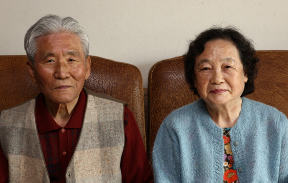 » 리영희 선생과 부인 윤영자씨가 경기 군포시 산본 자택 응접실에 나란히 앉아 포즈를 취했다(오른쪽).