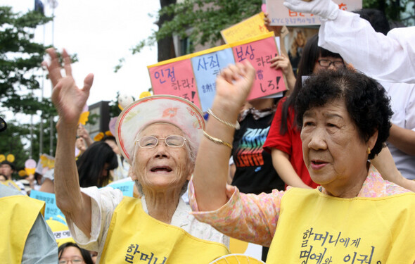 일제 식민지배의 피해는 아직 아물지 않았다. 8월11일 이순덕·강일춘 할머니가 930차 수요집회를 열어 일본군 위안부 문제 해결을 요구하고 있다. 한겨레21 정용일 기자