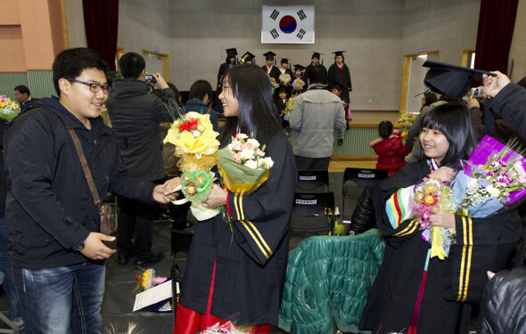 졸업식이 끝난 뒤 민지(가운데)와 은지가 축하를 받고 있다.한겨레 김정효 기자 hyopd@hani.co.kr