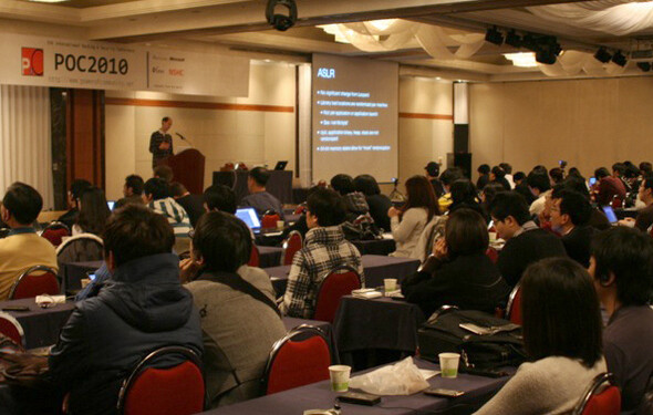 11월 초 한국에서 해킹·보안 국제 콘퍼런스인 POC가 열린다. 이날 스마트폰 해킹 시연도 예정돼 있다. 2010년에 열린 ‘POC 2010’ 모습.