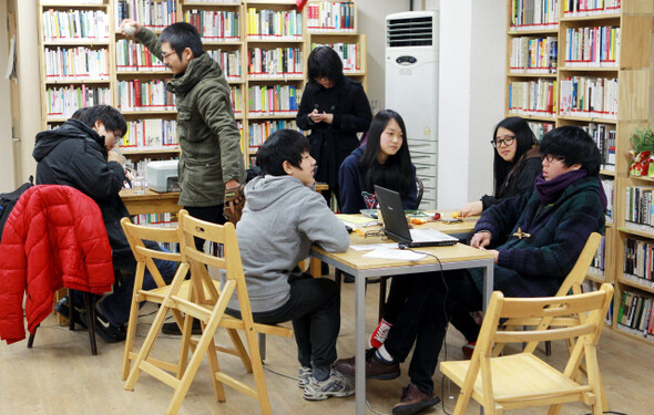 » 2011년 12월29일 오후 서울 성산동에 있는 대안교육 공간 ‘민들레’ 회의실에서 탈학교 청소년들이 소모임을 하고 있다. <한겨레21> 김경호 기자