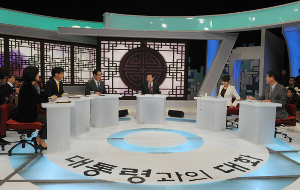  2009 TV appearance where he claimed to have scrapped plans for the Grand Korean Waterway due to a lack of public consensus. (Blue House photo pool)