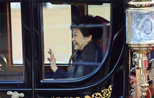 영국을 국빈 방문한 박근혜 대통령이 11월5일 엘리자베스 2세 여왕과 함께 왕실 마차를 타고 버킹엄궁으로 가고 있다.청와대사진기자단