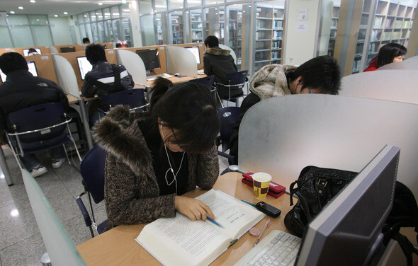 대학 도서관 열람실에서 공부 중인 학생들. 한겨레 이종근 기자