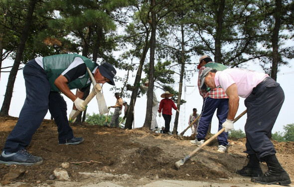 » 정부의 희망근로사업에 참여한 이들이 2009년 7월 경기 시흥시 정왕동 공원 조성 사업 현장에서 화단을 가꾸고 있다. 정부는 희망근로사업을 통해 1조8천억원에 가까운 예산을 집행했다. 그 돈은 빈곤층에게 돌아갔다. 