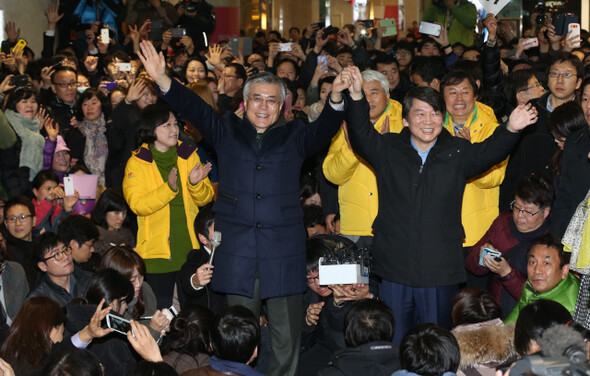 문재인 민주통합당 후보(왼쪽)와 안철수 전 후보가 12월7일 부산에서 시민들에게 함께 손을 흔들고 있다. 한겨레 이정우 선임기자