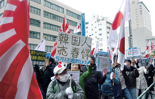 지난 3월31일 도쿄 신주쿠 한류거리에서 우익단체 회원들이 거리시위를 벌이고 있다. 한편에서 이들의 인종차별주의와 잘못된 역사관을 비판하는 시민들이 인도에 모여 항의하고 있다. 한겨레 정남구 기자