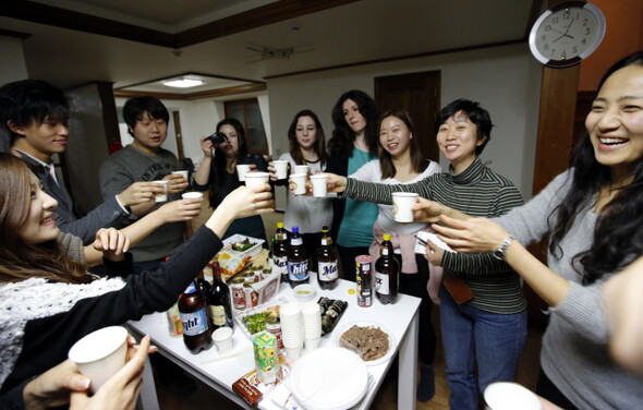 지난 2월27일 ‘보더리스하우스’ 강남 1호점에 셰어하우스 입주자들이 모였다. 스페인·일본에서 온 외국인과 한국인 10여 명이 어울려 음식을 나눠먹으며 밤늦도록 영어와 일어, 한국어로 이야기꽃을 피웠다.