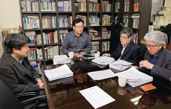 지난 3월19일 저녁 서울 중구 인권연대 사무실에서 장발장은행 대출심사위원들이 대출 신청 서류에 대한 의견을 나누고 있다. 김진수 기자